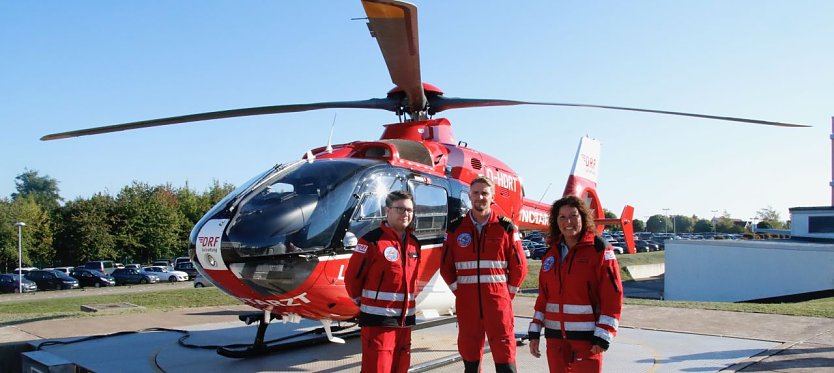 Christoph 37 und seine heutige Crew - Notarzt Patrick Heinrici, Notfallsanit&auml;terin Sandra Reich und Pilot Dominique Kranich (Foto: agl)