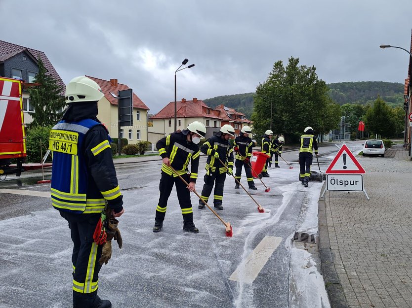 Die Feuerwehr beseitigt eine &Ouml;lspur (Foto: Feuerwehr Heiligenstadt)