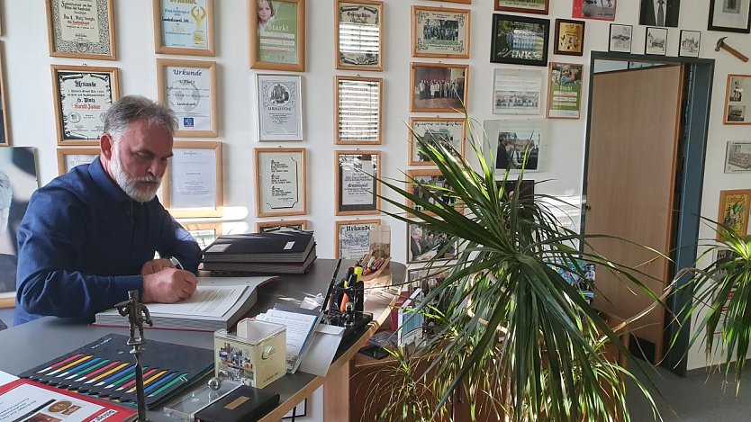 Landrat Harald Zanker bei der Unterzeichnung der Zuwendungsbescheide (Foto: Landratsamt UHK) Landrat Harald Zanker bei der Unterzeichnung der Zuwendungsbescheide (Foto: Landratsamt UHK)