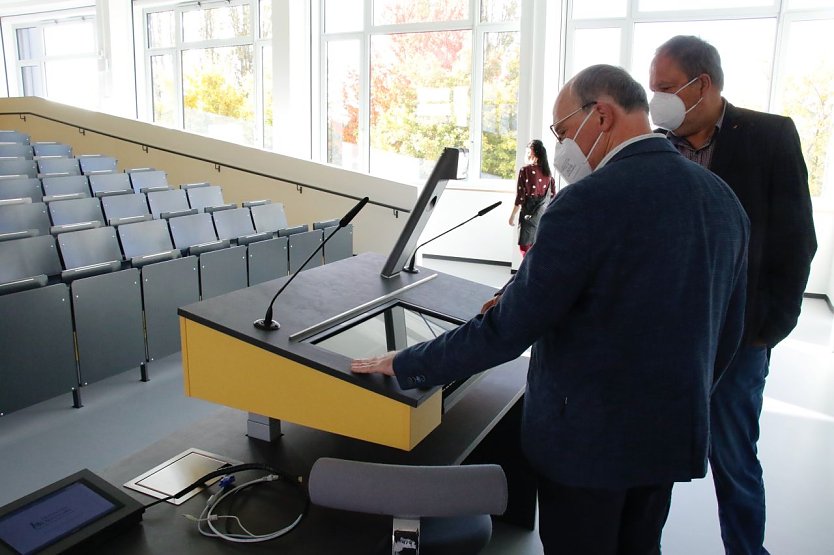 Die neue digitale Ausstattung wurde sogleich einer kritischen &Uuml;berpr&uuml;fung unterzogen (Foto: agl)