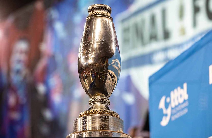 Der heiß begehrte Pokal wartet auf seinen nächsten Besitzer (Foto: BeLa-Sportfoto) Der heiß begehrte Pokal wartet auf seinen nächsten Besitzer (Foto: BeLa-Sportfoto)
