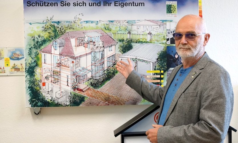 Polizeihauptkommissar Steffen Ritschel ber&auml;t B&uuml;rger bei Sicherheitsvorkehrungen (Foto: Cornelia Wilhelm)