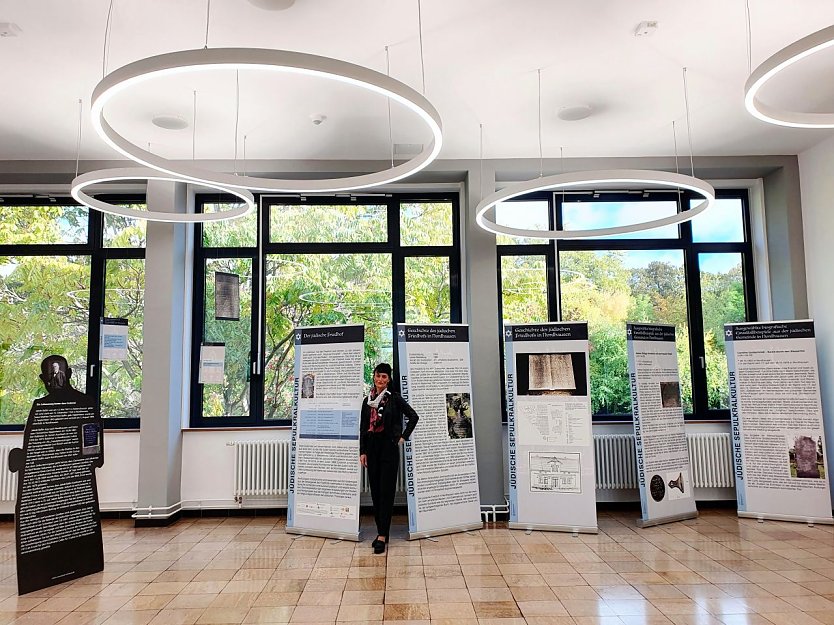 Bilderunterschrift: Ausstellungskuratorin und Unterst&uuml;tzerin des Oscarfilms Colette Dr. Marie-Luis Zahradnik  (Foto: Nadine Kathrin Luschnat)