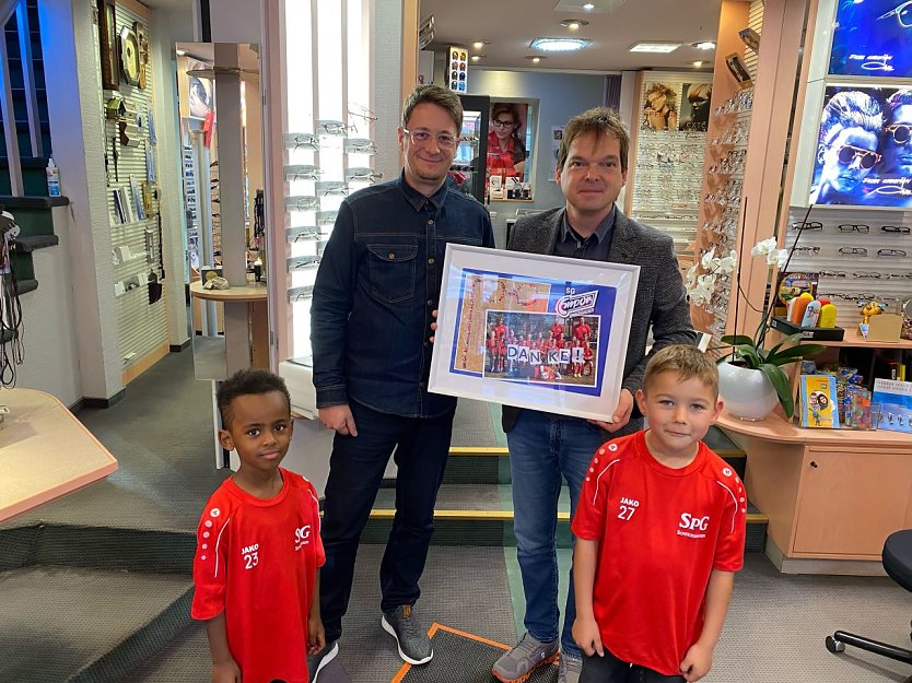 SG Empor bedankt sich bei seinem Sponsor (Foto: Alexej Peilmann - SG Empor) SG Empor bedankt sich bei seinem Sponsor (Foto: Alexej Peilmann - SG Empor)