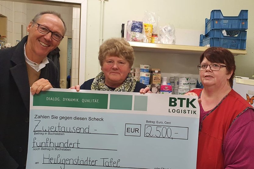 Franz Wei&szlig;, Gesch&auml;ftsf&uuml;hrer der BTK mit Tafelleiterin Dorothea Fischer (Mitte) und einer ehrenamtlichen Mitarbeitern im Tafelladen Heilbad Heiligenstadt. (Foto: BTK)