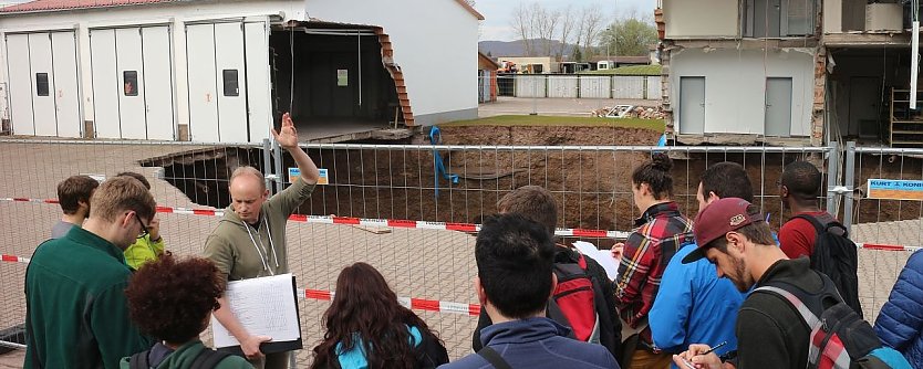 Zum Anschauungsunterricht f&uuml;r angehende Geologen wurde der gro&szlig;e Erdfall aus 2016 schon genutzt (Foto: agl)