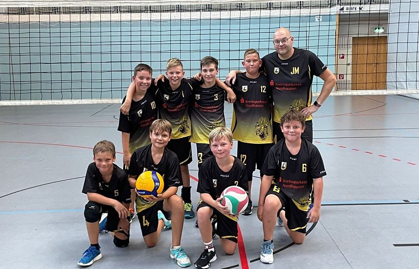 Gro&szlig;e Freude bei den Jungs und ihrem Trainer nach dem Turnier (Foto: D.Rieger)