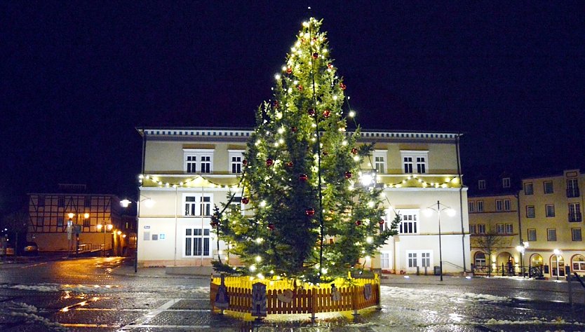 Weihnachtsbaum auf dem Sondersh&auml;user Marktplatz (Archiv) (Foto: Stadtverwaltung Sondershausen)