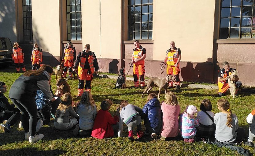 Die Rettungshundestaffel Teamdogs pr&auml;sentierte sich vor der Kirche (Foto: R.Englert)