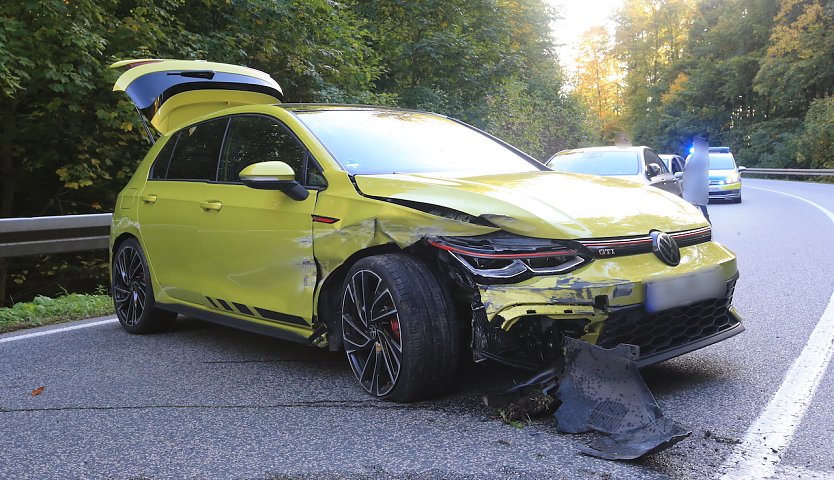 Verunfallter VW heute Nachmittag auf der B249 (Foto: S.Dietzel)