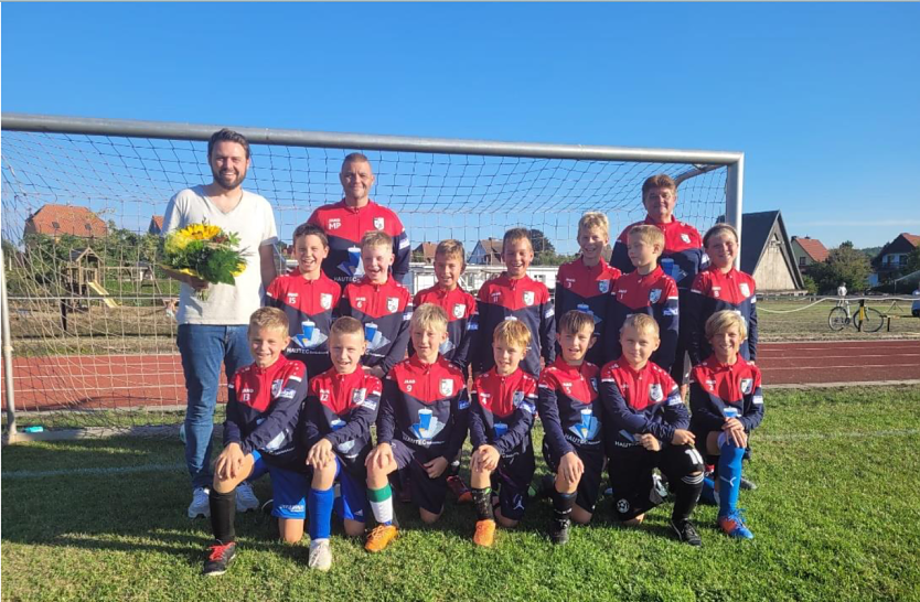 Gro&szlig;e Freude &uuml;ber neue Trainingsanz&uuml;ge bei der SG Harztor (Foto: Roland Gerlach)