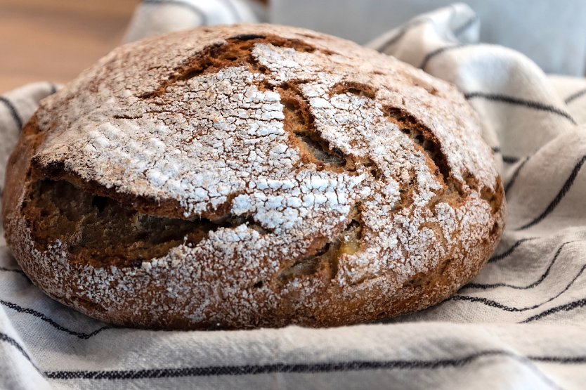 Die Deutschen sind stolz auf ihr Bier, welches weltweit bekannt und beliebt ist. Gemeinsam mit Kartoffeln l&auml;sst es sich das beliebte Getr&auml;nk zu einem saftigen Brauhausbrot vereinen. (Foto: LV R-W/die-kartoffel.de)