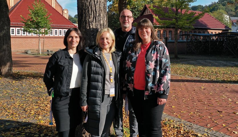 Freuen sich &uuml;ber engagierte Sch&uuml;lerinnen und Sch&uuml;ler: Die Sozialarbeiterinnen Diana Witzenhausen (li) und Anika Lier (re), Frau Materlik vom Landratsamt (Mitte) und Schulleiter Andreas Trump (Foto: H.Roeder)