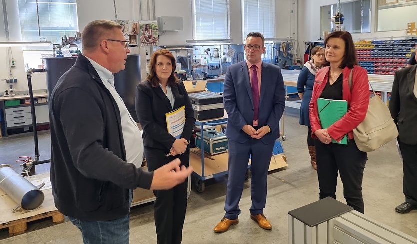 Dr. Katja B&ouml;hler (2.v.l.), Staatssekret&auml;rin f&uuml;r Forschung, Innovation und Wirtschaftsf&ouml;rderung im Th&uuml;ringer Ministerium f&uuml;r Wirtschaft besuchte das Unternehmen ICS Industriedienstleistungen GmbH in Ro&szlig;leben; Gesch&auml;ftsf&uuml;hrer Heiko Lange (1.v.l.); Landr&auml;tin Antje Hochwind-Schneider (SPD) 1.v.r.; B&uuml;rgermeister Steffen Sauerbier (SPD) 2.v.r.  (Foto: LRA Sondershausen)