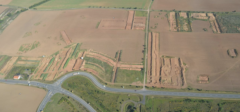 Mit knapp 100 Hektar Grabungsfl&auml;che war das Vorhaben in der Goldenen Aue die zweitgr&ouml;&szlig;te Ausgrabung ihrer Art, die es auf Th&uuml;ringer Boden je gegeben hat (Foto: Landesamt f&uuml;r Denkmalpflege, 2012)