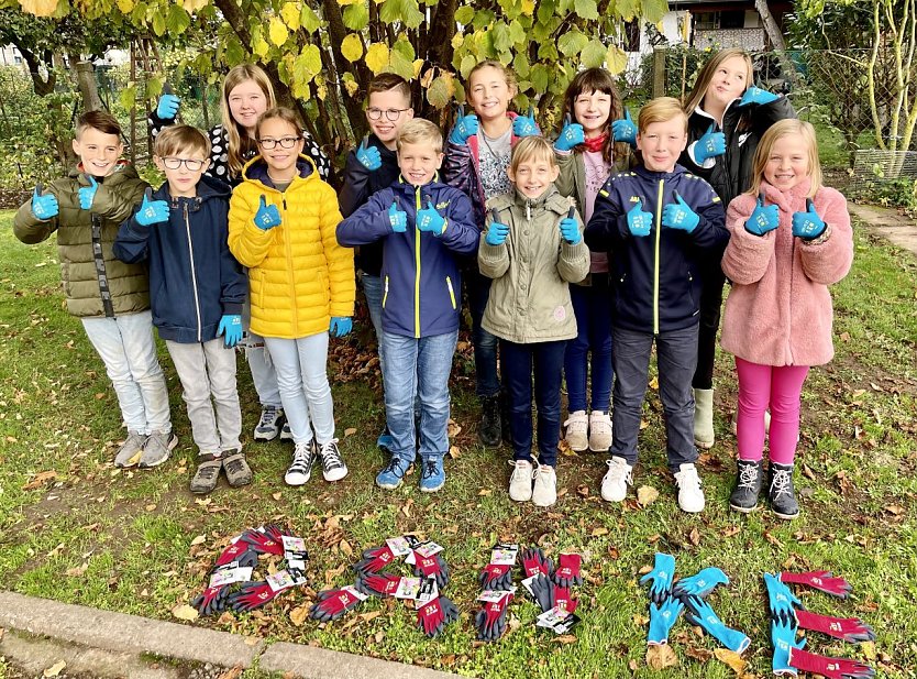 G&ouml;rsbachs Grundsch&uuml;ler freuten sich &uuml;ber neue Arbeitshandschuhe (Foto: GS G&ouml;rsbach)