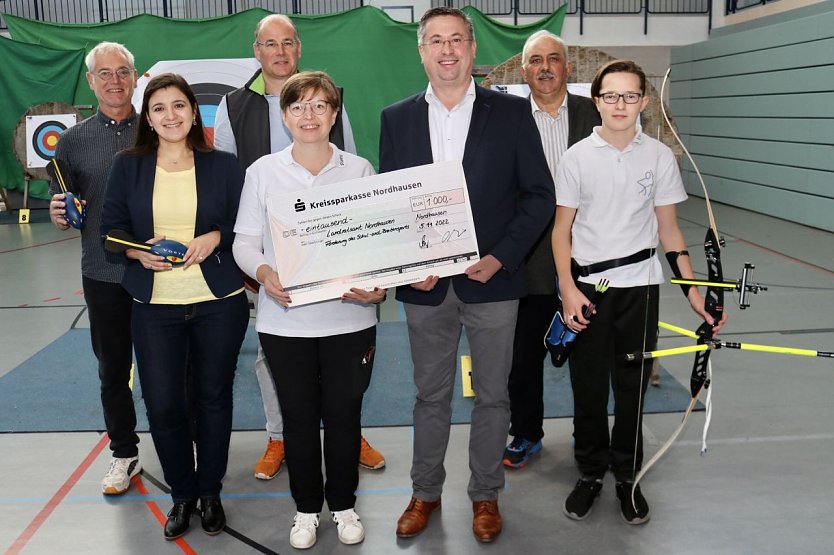 Zur Kreismeisterschaft im Bogenschie&szlig;en hat die Stiftung der Kreissparkasse Nordhausen eine Sportf&ouml;rderung &uuml;ber jeweils 500 Euro an den Verein Bowteam Nordhausen sowie an das Humboldt-Gymnasium Nordhausen &uuml;bergeben. Symbolisch &uuml;berreichten Sparkassenvorstand Jan Oberb&uuml;chler und Verwaltungsratsvorsitzender Landrat Matthias Jendricke die F&ouml;rderung &uuml;ber insgesamt 1.000 Euro (Foto: Pressestelle Landratsamt)