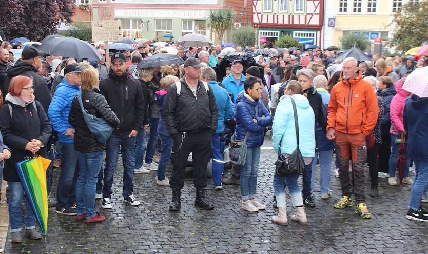 Ein breites Parteien-B&uuml;ndnis will die Langensalzaer B&uuml;rger nicht im Regen stehen lassen und l&auml;dt zum "Dialog gegen die Angst" ein. (Foto: iuhz online auf der Kundgebung am 19. September auf dem Neumarkt)