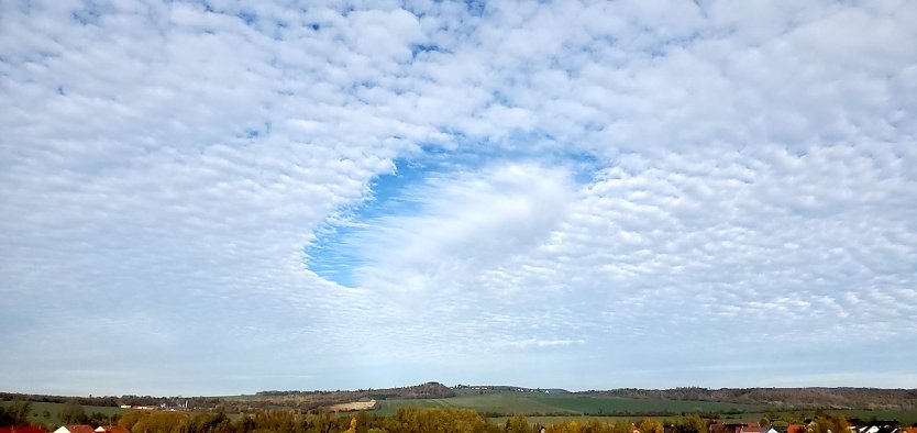 Eine Hole-Punch-Wolke über Nordhausen (Foto: Ralf-Norbert Schmidt) Eine Hole-Punch-Wolke über Nordhausen (Foto: Ralf-Norbert Schmidt)