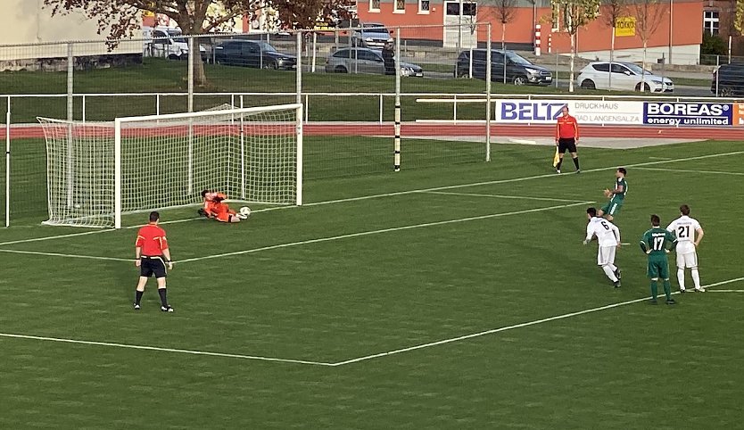 Damian Zamiar avancierte zum Held des Tages als er zwei Elfmeter hintereinander abwehrte. Hier im Bild fischt er den ersten raus. (Foto: oas)