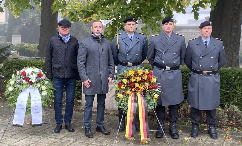 Kranzniederlegung am Gedenkstein für die Opfer von Gewaltherrschaften (Foto: oas) Kranzniederlegung am Gedenkstein für die Opfer von Gewaltherrschaften (Foto: oas)