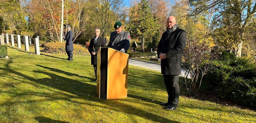 1.v.r. B&uuml;rgermeister Steffen Grimm hielt zum Volkstrauertag eine Gedenkrede auf dem Hauptfriedhof in Sondershausen (Foto: Langhammer)