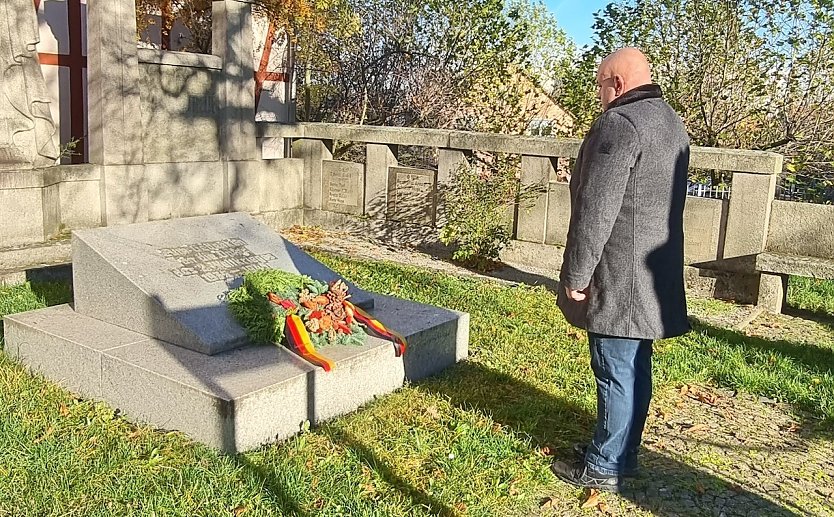 In aller Stille legte B&uuml;rgermeister Steffen Gr&ouml;bel am diesj&auml;hrigen Volkstrauertag einen Kranz am Kriegerdenkmal in Ebeleben nieder (Foto: Silvia Kramer-Gr&ouml;bel)