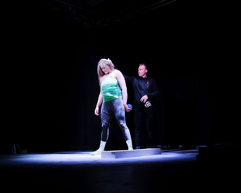 Fotograf Christoph Keil mit Kugelstoßerin Sara Gambetta (Foto: Pressestelle Landratsamt) Fotograf Christoph Keil mit Kugelstoßerin Sara Gambetta (Foto: Pressestelle Landratsamt)