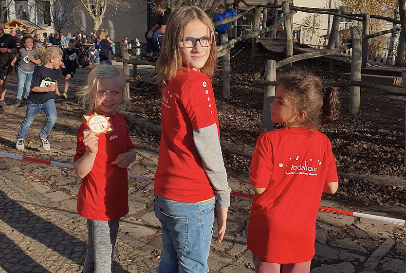 Sch&uuml;lerinnen und Sch&uuml;ler der Evangelischen Grundschule Nordhausen beim Sponsorenlauf f&uuml;r ihre neue digitale Schultafel (Foto: Evangelische Grundschule Nordhausen)