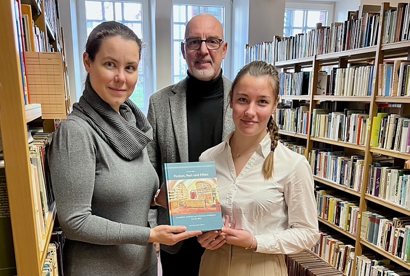 Dr. Antonia Jäger in der Schulbibliothek des Herder-Gymnasiums (Foto: Herder Gymnasium Nordhausen) Dr. Antonia Jäger in der Schulbibliothek des Herder-Gymnasiums (Foto: Herder Gymnasium Nordhausen)