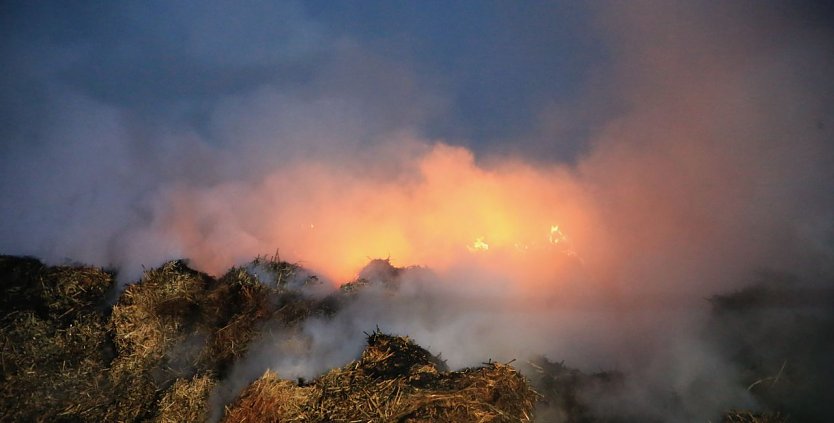 Scheunenbrand bei Otterstedt (Foto: S. Dietzel) Scheunenbrand bei Otterstedt (Foto: S. Dietzel)