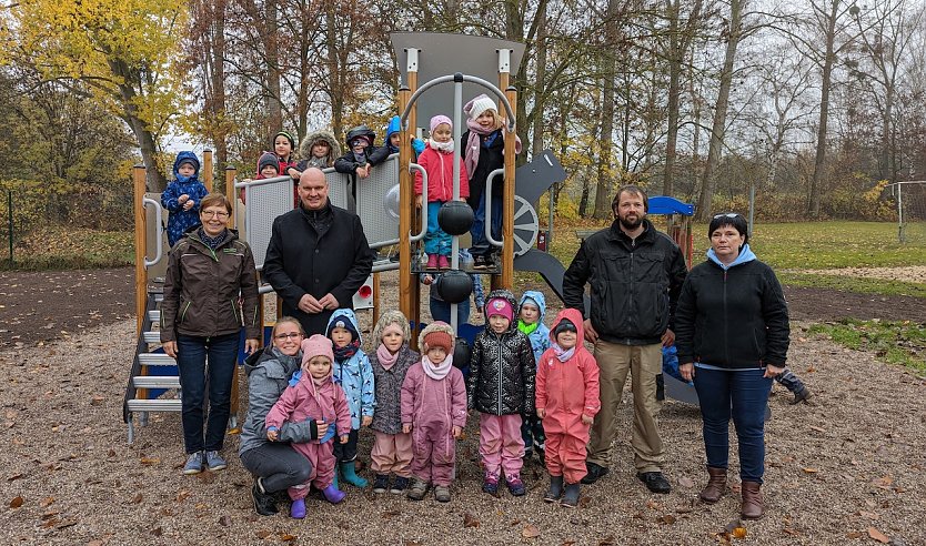   B&uuml;rgermeister Steffen Grimm (2.v.li), Neli Dimanova (li), Mitarbeiterin der Stadtverwaltung Fachbereich Gr&uuml;n und Planung, Andreas Fischer (2.v.re) und Andrea Ludwig (re.) von der Fischer & Ludwig GmbH freuten sich, den neuen Spielplatz an die Bebraer Spatzen zu &uuml;bergeben. (Foto: Janine Skara)