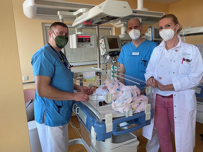 vlnr. Chefarzt P&auml;diatrie Dr. med. Oliver M&ouml;ller, Oberarzt P&auml;diatrie Dr. med. Nils Lazer, Chef&auml;rztin der Gyn&auml;kologie und Geburtshilfe Frau Gudrun K&ouml;nig (Foto: Eichsfeld Klinikum)