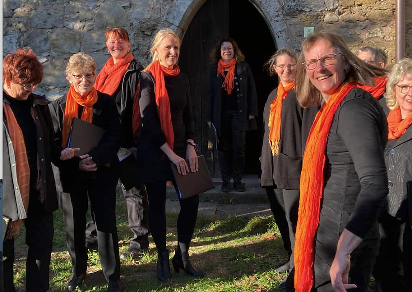 Ein Teil des Chores vor seinem ersten Auftritt nach der Corona-Pause am 09.10. dieses Jahres vor der Ellricher Frauenbergkirche. Aufgenommen von Dr. Sabine Riebel. Im Bild vorne rechts Chorleiterin Susanne Walther. (Foto: Gerald Sch&uuml;tze)