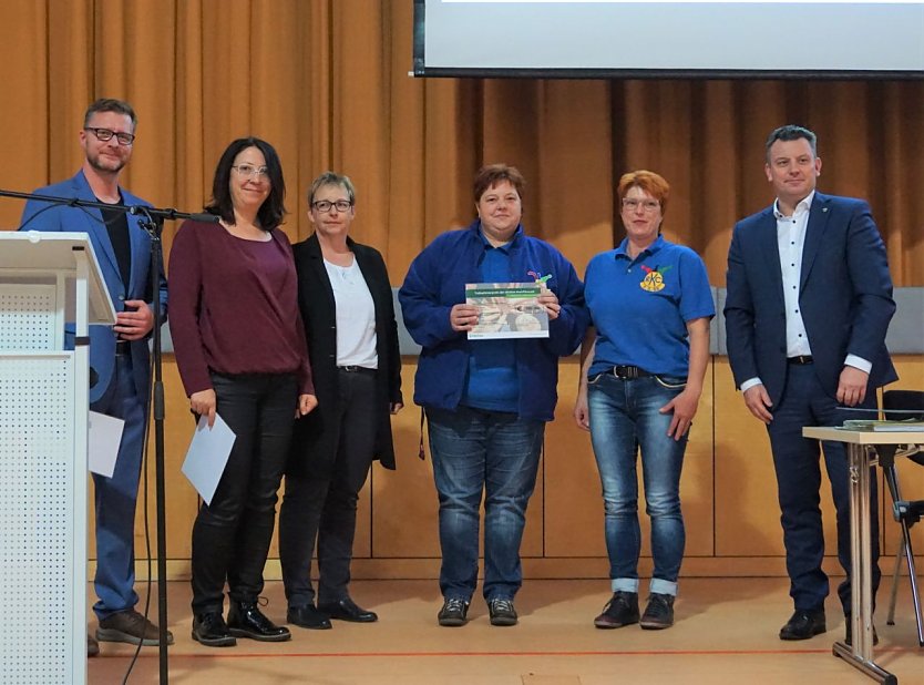 &Uuml;bergabe des Teilnehmerpreises an die anwesenden Vereinsvertreterinnen des SV Rot-Wei&szlig; Polleben und des Riestedter Karnevals Club       (Foto: Helios Kliniken Mansfeld-S&uuml;dharz | Antonia B&uuml;tof )