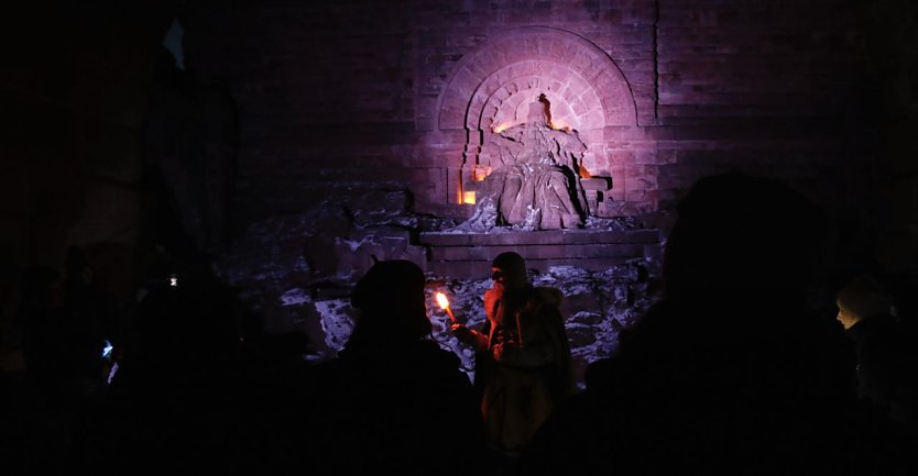 Taschenlampenf&uuml;hrung auf dem Kyffh&auml;userdenkmal (Foto: agl)