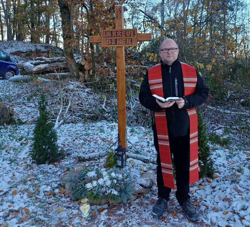 Pfarrer Tobias Reinhold bei der Andacht (Foto: Viktor Tr&uuml;mper, K&uuml;llstedt)