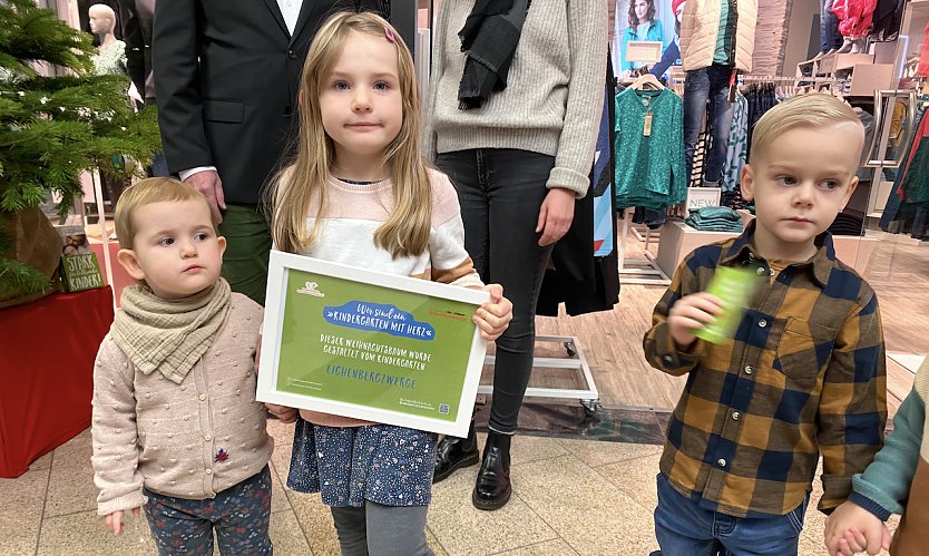 Stolz wird die Urkunde pr&auml;sentiert (Foto: oas)