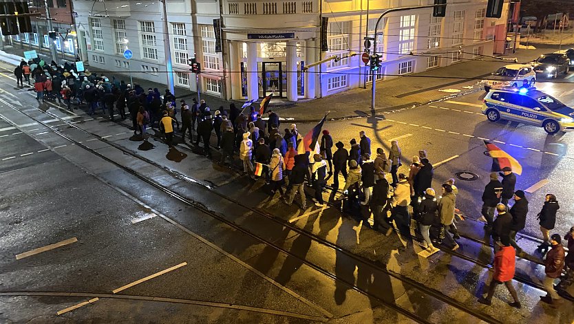 Gut 300 Menschen protestierten heute gegen die Regierungspolitik (Foto: oas) Gut 300 Menschen protestierten heute gegen die Regierungspolitik (Foto: oas)
