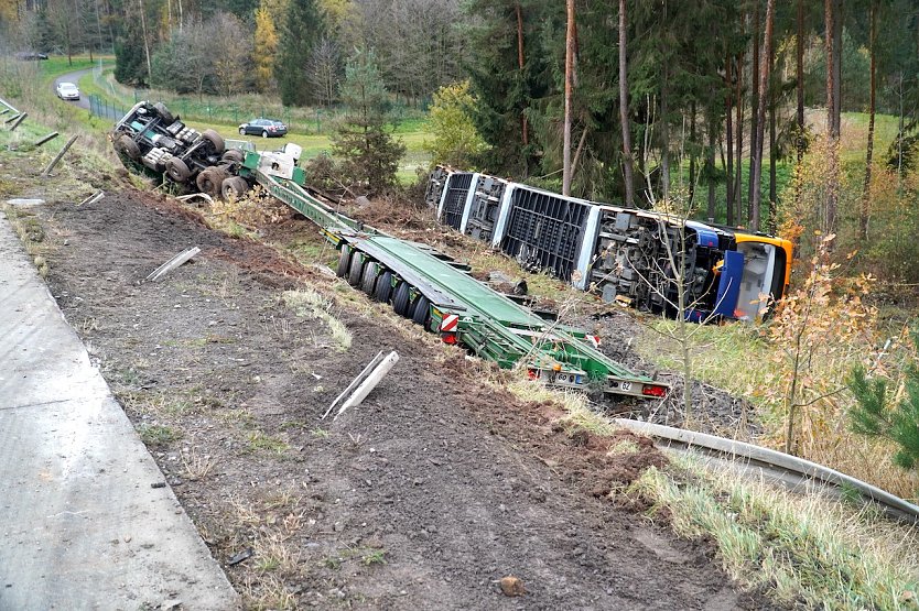 Verungl&uuml;ckter Schwerlasttransporter hatte eine Stra&szlig;enbahn geladen (Foto: Autobahnpolizei)