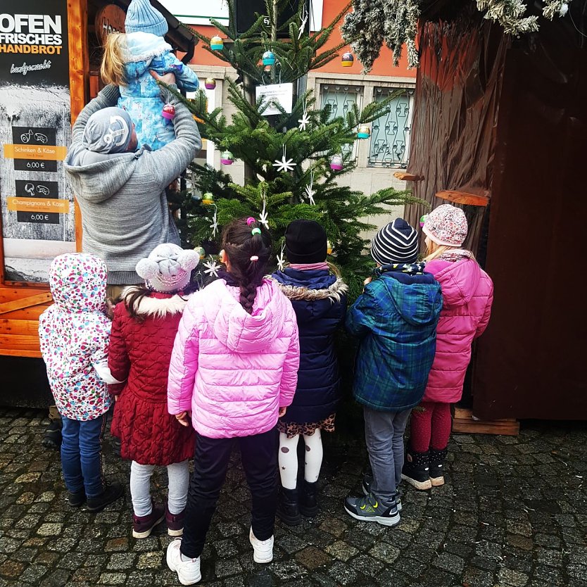 GS "Am F&ouml;rstemannweg" schm&uuml;ckt Weihnachtsbaum am Rathausplatz (Foto: Heiko Hieronymus)