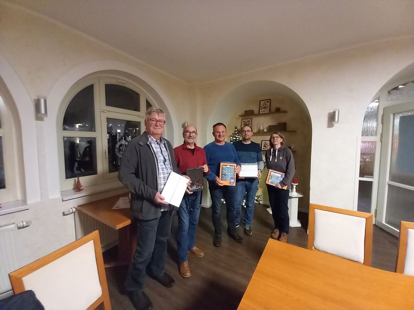 Hans-J&ouml;rg Bei&szlig;engroll, Klaus Kubelka, Andreas Richter, Claudia Richardt und Stephan Richardt (v.l.) bei der &Uuml;bergabe der neuen Tablets (Foto: Welterberegion Wartburg Hainich )