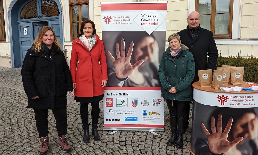 Gemeinsam gegen häusliche Gewalt (v.l.n.r.): Constanze Gothe, Antje Hochwind-Schneider, Christin Nowak und Steffen Grimm. (Foto: Janine Skara)
