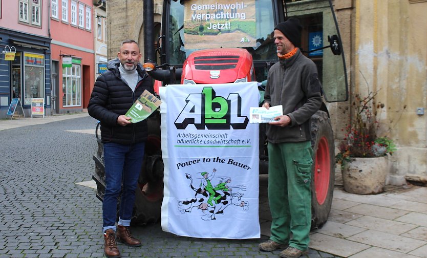 Bürgermeister Matthias Reinz und Heiko Wöllert von der AbL bei der Übergabe (Foto: EM Wiegand)
