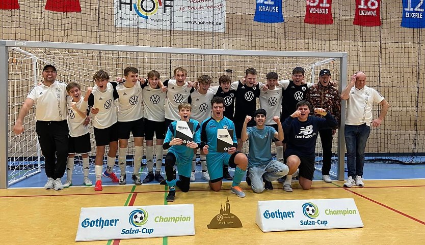 Die B-Juniorrn des FSV Preu&szlig;en feierten ausgelassen ihren Tiurniersieg (Foto: M.Fromm)