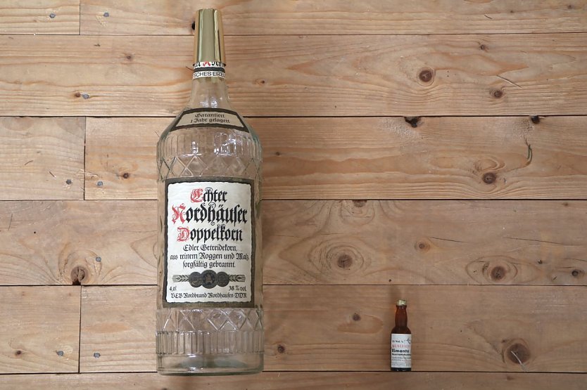 Von Mini bis Maxi � die kleinsten und gr&ouml;&szlig;ten Schnapsflaschen (Foto: Echte Nordh&auml;user Traditionsbrennerei)