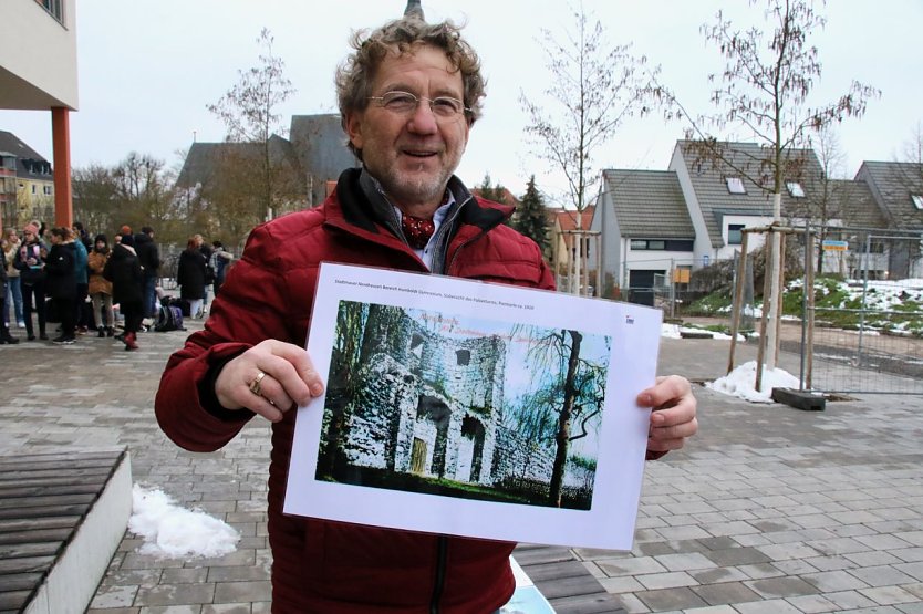 Bauplaner Gerhard Knobloch hat mit historischen Bildern gearbeitet, hier eine Postkarte des alten Pulverturms aus dem Jahre 1920 (Foto: agl)