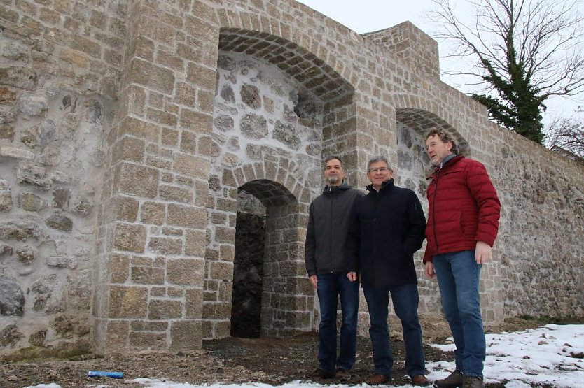 v.l.: Oberb&uuml;rgermeister Kai Buchmann, Schulleiter Volker Vogt und Bauplaner Gerhard Knobloch vor dem Eingang zum Pulverturm, dessen Inneres man vom Schutt des letzten Jahrhunderts befreit hat (Foto: agl)
