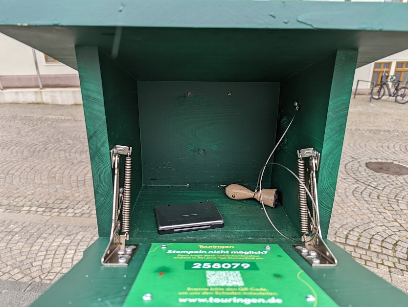 Vor dem Rathaus in Sondershausen steht einer der neuen 221 Stempelk&auml;sten (Foto: Janine Skara)