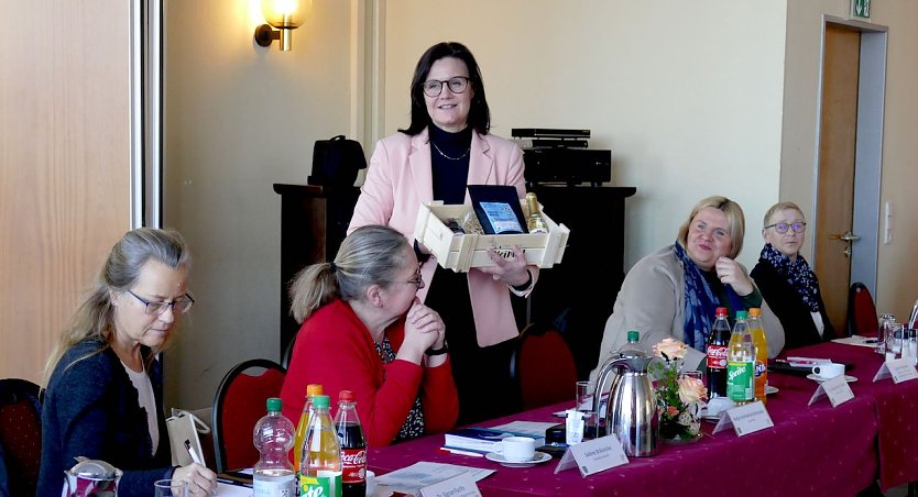 Landr&auml;tin Antje Hochwind-Schneider (Mitte) beim Pflegenetzwerktreffen in der Kyffh&auml;user Kaserne (Foto: Antje Mund)